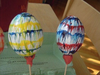 Basteln Zu Ostern Es Werden Ostereier Aus Wachs Gegossen Und Mit Viel Kreativität Unterschiedlichsten Bastelarbeiten Gestaltet